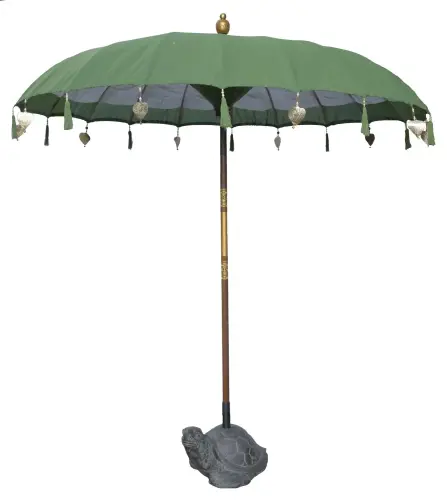 Artikelbild des Artikels “Bali-Schirm , Moos mit Holzmünzen und Blattgold am Rand. Ca. 230cm Durchmesser und 250cm Höhe “
